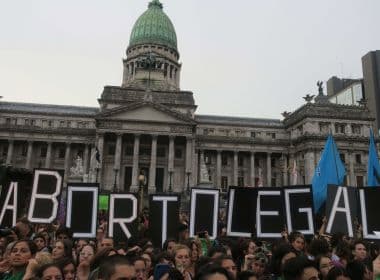 Mulheres fazem protesto a favor da legalização do aborto na Argentina