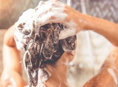 Técnicas de Low e No Poo fogem de shampoos com sulfato
