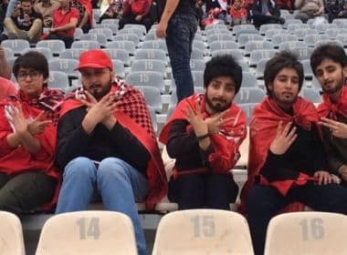 Iranianas usam barbas e perucas para acompanhar jogo de futebol