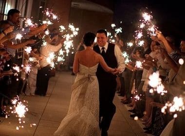 Celebrar saída dos noivos com velas sparkles é nova tendência para casamentos 