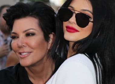 'Eu puxei o bebê para fora', revela Kris Jenner sobre o parto da filha Kylie