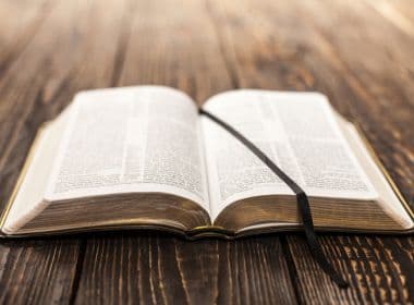 Porto Seguro: Justiça cobra explicações de prefeita sobre projeto de leitura da Bíblia