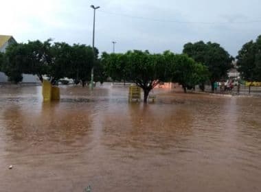 Jequié: Chuva forte alaga ruas e causa transtornos; veja vídeo