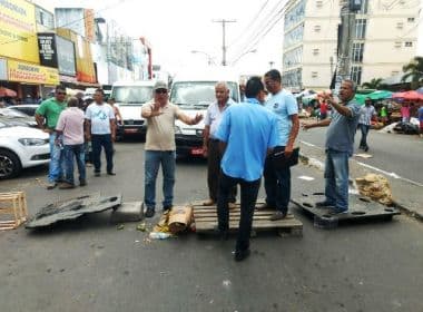 Feira: Taxistas e comerciantes bloqueiam rua e alegam prejuízo com mudança de trânsito