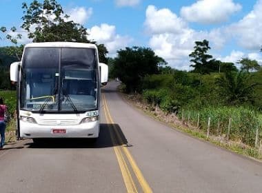 Ipiaú: Passageiro 'surta' e pula de ônibus em movimento na BA-650