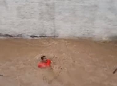 Poções: Força da água arrasta homem durante temporal; veja vídeo 