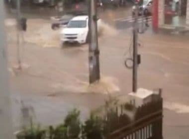 Conquista: Chuvas alagam ruas e provocam suspensão e atraso de voos