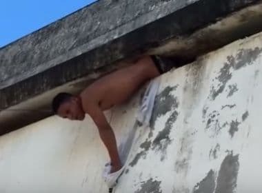 Ilhéus: Detento fica entalado em parede ao tentar fugir de presídio; veja vídeo