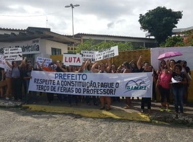 Itabuna: Professores deflagram greve e exigem pagamento de férias e vale-transporte