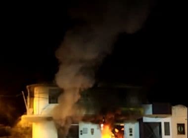 São Domingos: Agência bancária é incendiada; Vídeo mostra ação de suspeitos