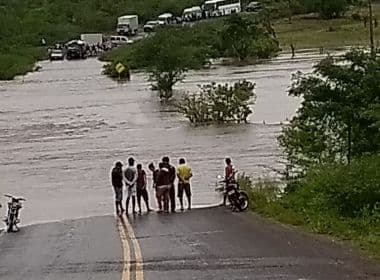 Rafael Jambeiro: Chuva causa elevação do Rio do Poço e interdição na BR-242 