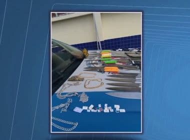 Itabuna: Mulheres são presas ao tentar levar 28 facas, 18 celulares e 16 chips para presídio
