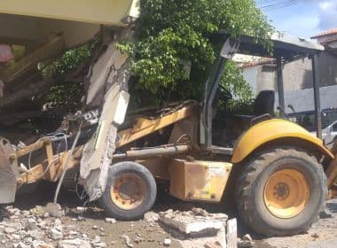 Itaberaba: Trator desgovernado invade prédio e derruba parede de imóvel
