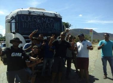 Guanambi: Caminhoneiros bloqueiam BR-030 e pedem intervenção militar