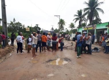 Feira: 'Ilhado' em distrito, grupo pede reparo em estrada; situação ocorre após chuvas