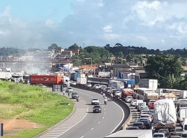 Simões Filho: Protesto após morte de morador bloqueia trecho da Cia-Aeroporto