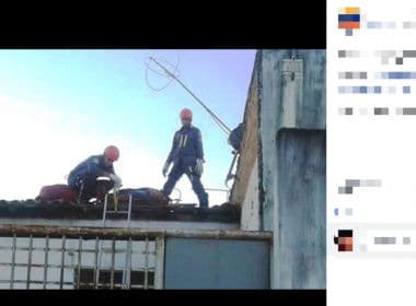 Feira: Homem baleado em moto é perseguido por populares e morre em cima de telhado
