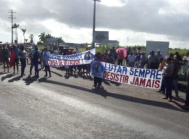 Servidores de Esplanada travam BR-101 em protesto contra corte de salário de grevistas