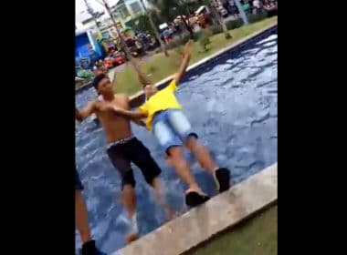 Fonte de praça recém-inaugurada vira 'piscina' em Alagoinhas
