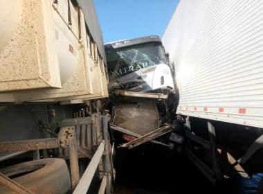Riachão das Neves: Colisão entre carretas deixa caminhão prensado; pista ficou 6h interditada