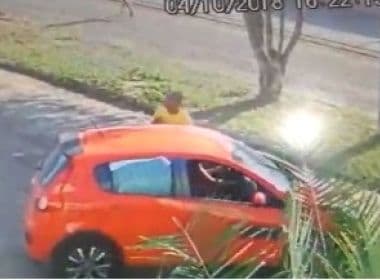 Feira: Mulher tem carro levado em porta de casa; vídeo mostra crime