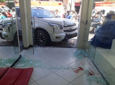 Brumado: Carro desgovernado invade calçada e atinge mulher em frente à loja; veja vídeo