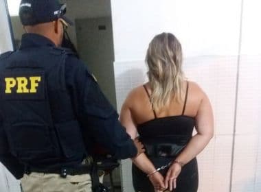 Alagoinhas: PRF prende mulher que transportava 24,5 quilos de cocaína em ônibus