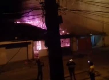Eunápolis: Incêndio destrói casa usada por secretaria de assistência social; veja vídeo
