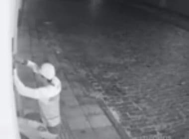 Brumado: Câmera mostra tentativa de assalto à residência; homem tenta, tenta e foge