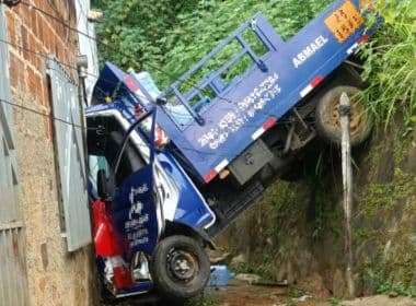 Itabuna: Caminhão fica pendurado em casa após motorista descer para retirar botijão