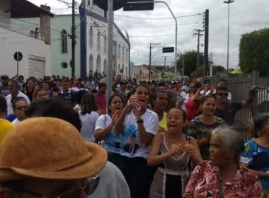 Jaguarari: Eleitores de prefeito afastado vaiam juíza em frente a fórum