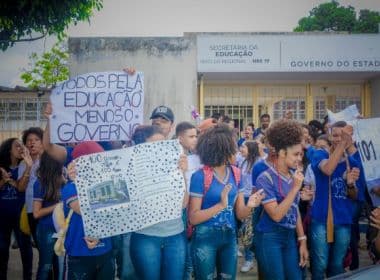 Feira: Estudantes protestam contra fechamento de escola estadual