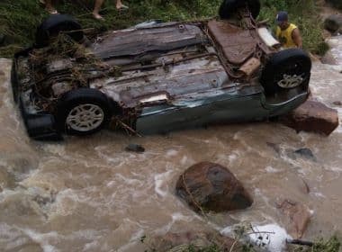 Coaraci: Três morrem após carro cair em barranco; chuva forte provocou acidente