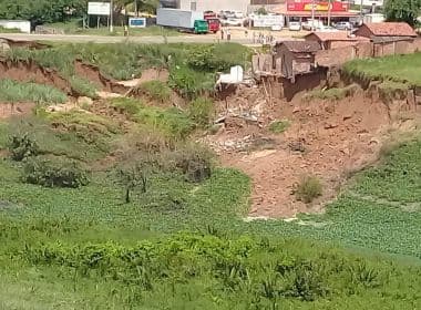 Desabamento às margens de estrada derruba duas casas em Santo Antônio de Jesus; assista