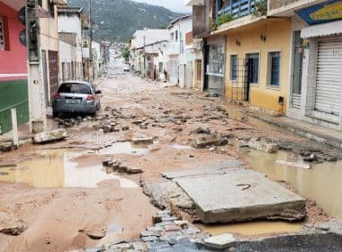 Jacobina: Chuva causa alagamentos em ruas; casa desabou após temporal