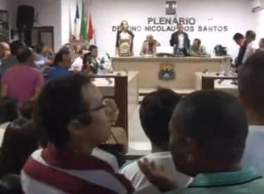 Presidente da Câmara de Crisópolis sai escoltado depois de sessão tumultuada