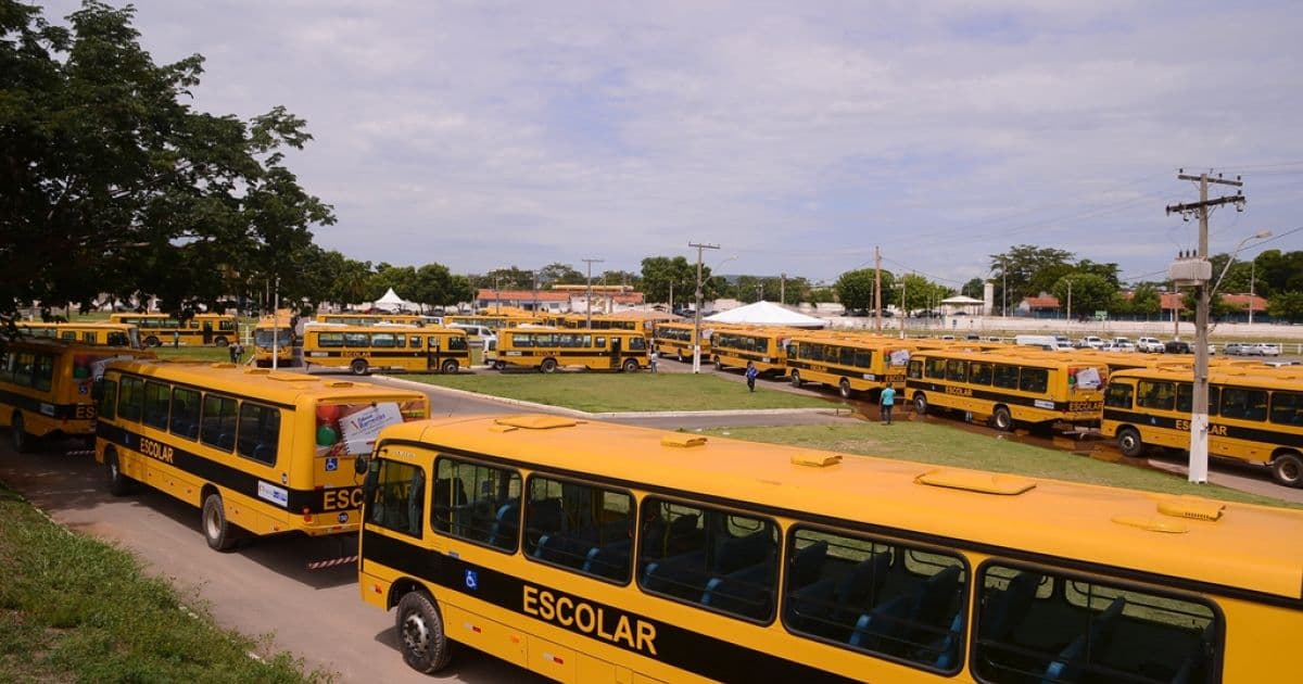 Barreiras: Prefeito entrega 50 ônibus e 10 vans para transporte escolar 