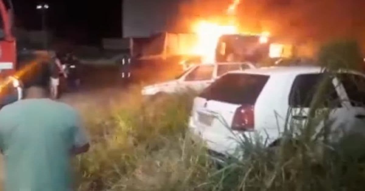 Porto Seguro: Incêndio destrói carros apreendidos em pátio da prefeitura