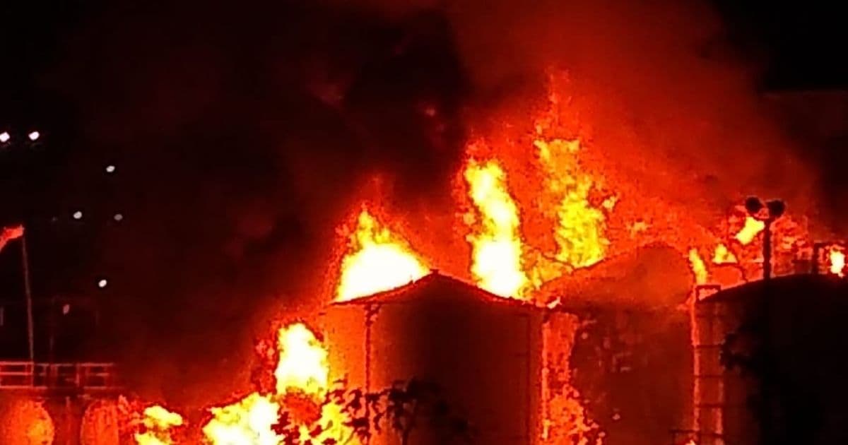 Incêndio de grandes proporções atinge fábrica em Candeias