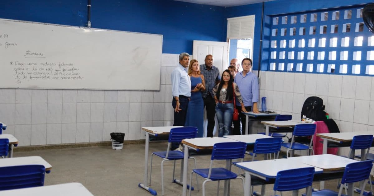 Secretário estadual de Educação visita escolas em Lauro de Freitas