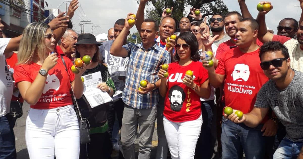 Lauro de Freitas: Protesto distribui laranjas em ato contra reforma da previdência