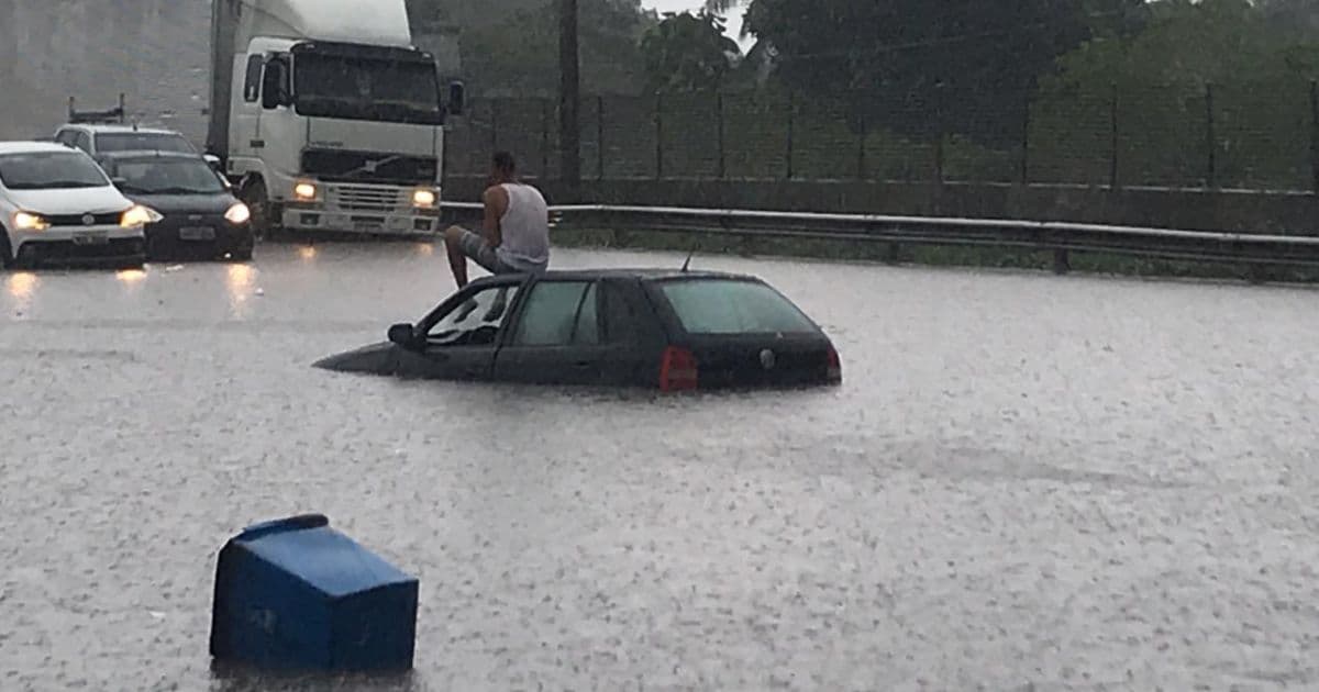 Amélia Rodrigues: Chuva faz motorista se abrigar em cima de carro