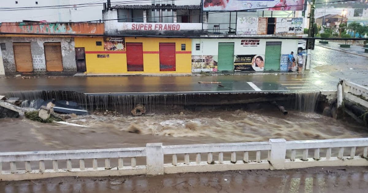 Jacobina: Chuva derruba cais de rio em centro da cidade; veja vídeo