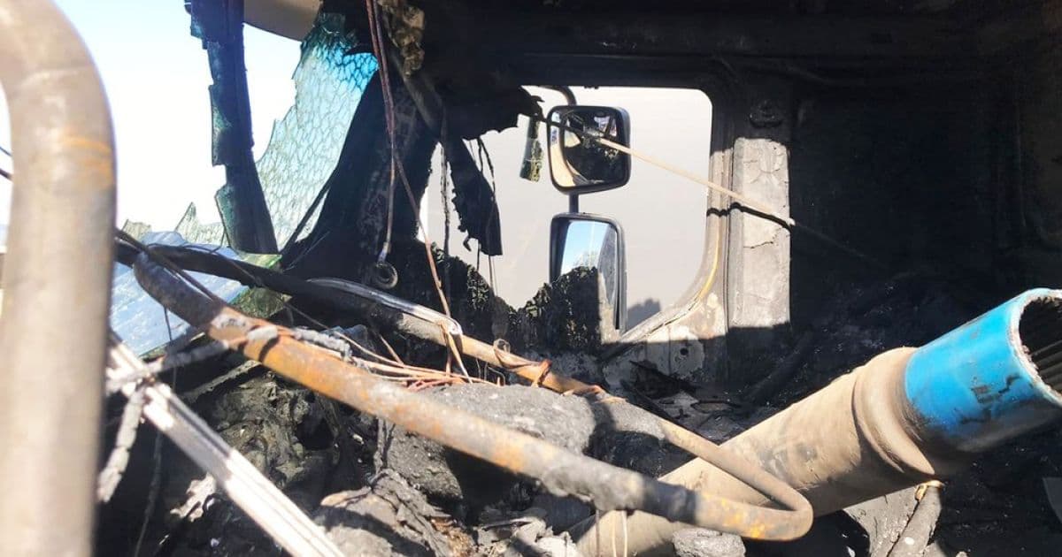 Jequié: Caminhão com carga de cigarros contrabandeados tomba e pega fogo na BR-116