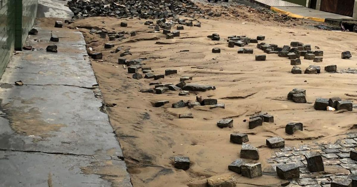 Itapetinga: Chuva provoca queda de muro, arranca pedras de rua e alaga hospital 