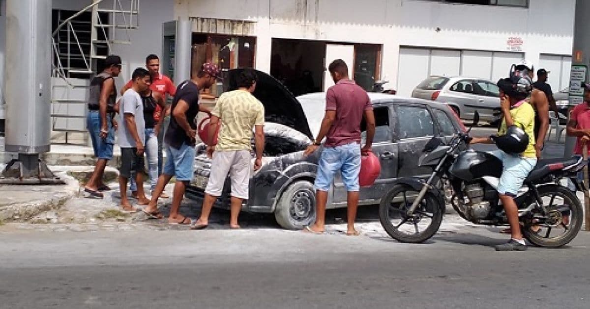 Ipiaú: Carro pega fogo ao parar em posto de combustível para abastecer