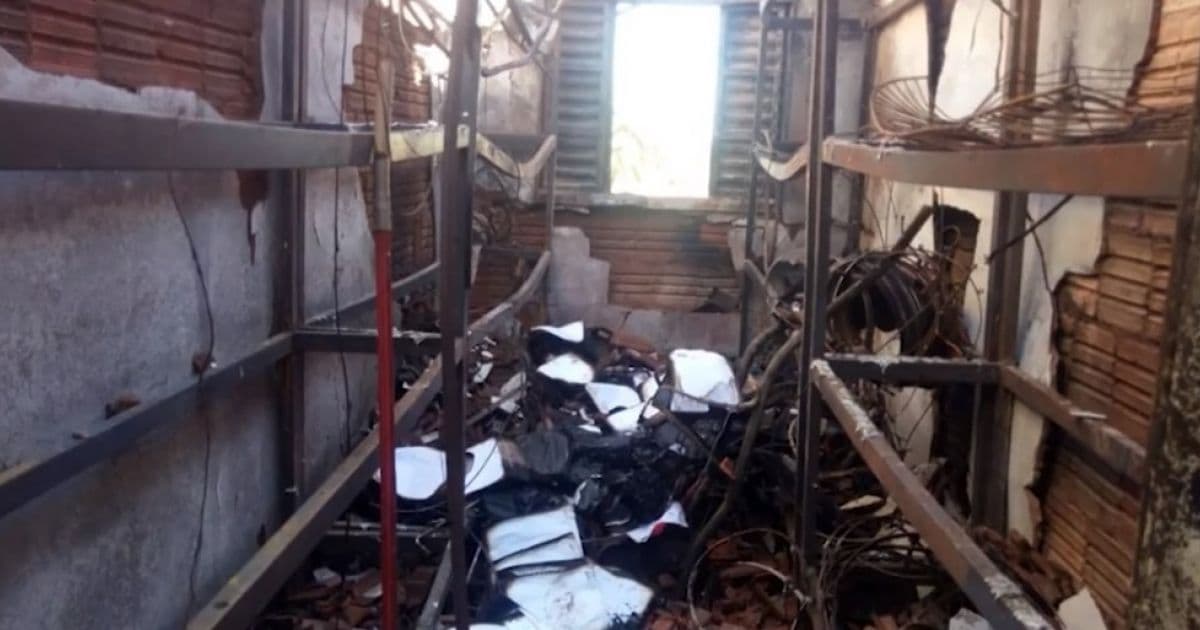 São Desidério: Incêndio atinge escola e fogo alcança salas de aula e materiais
