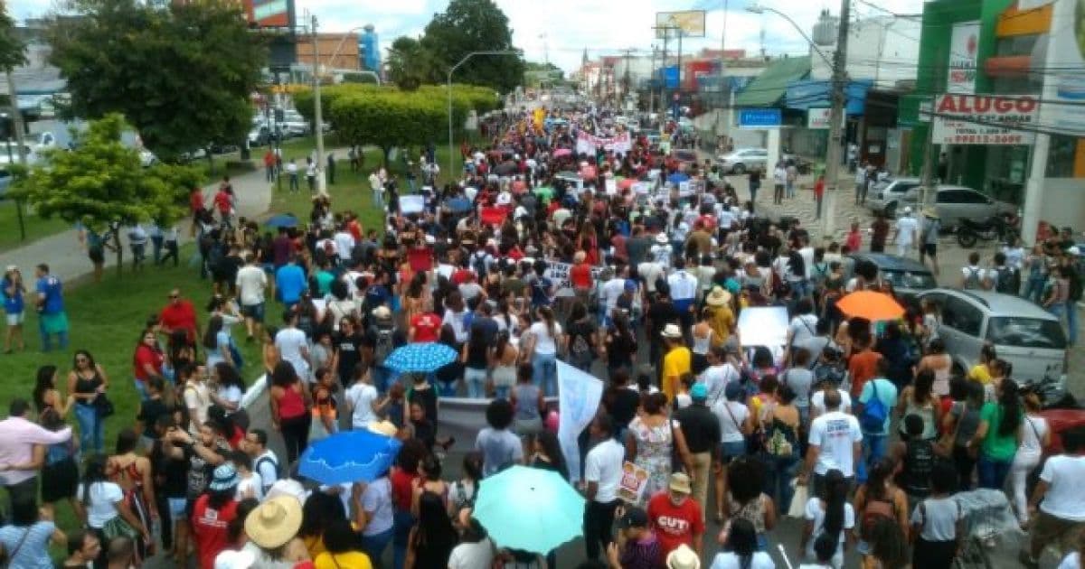Feira: Manifestação contra cortes na educação leva centenas às ruas