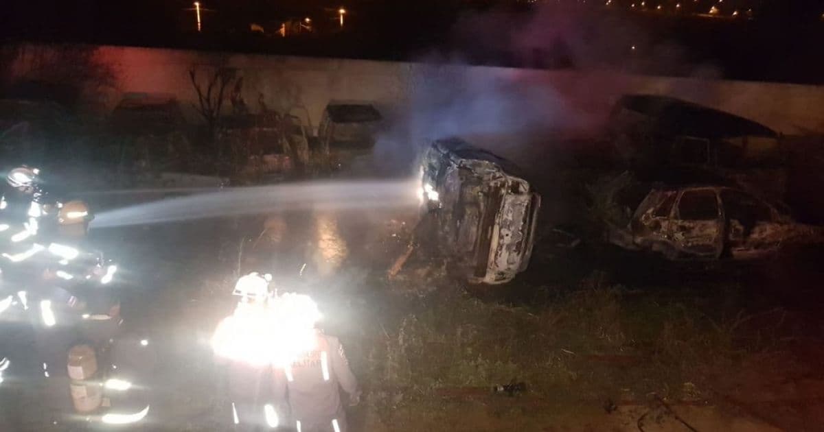 Vitória da Conquista: Incêndio em complexo policial e destrói 17 carros e 3 motos destruídos