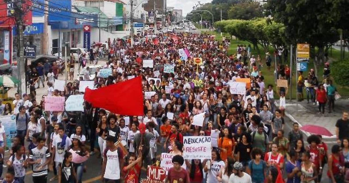 Feira: Protesto percorre ruas do centro e critica cortes na educação do governo Bolsonaro